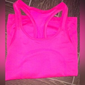 LULULEMON!
Never Worn/New without tags
Amazing Quality
No Rips/Stains/Tears